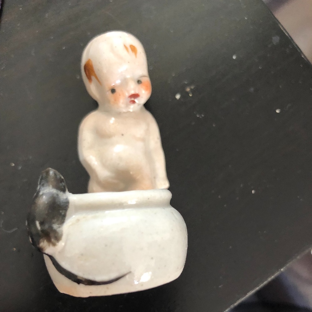 PORCELAIN POTTY BABY.. ...PEEING